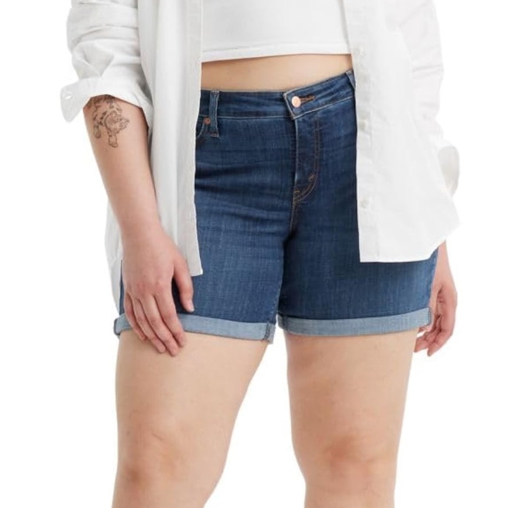 NWT Levi’s women mid length shorts size 33